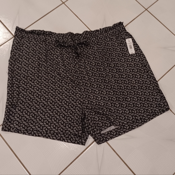 4/$60 Black & White Fancy Shorts - Size 3X - Picture 1 of 5
